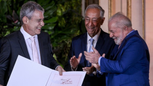 Chico Buarque recebe Prêmio Camões das mãos do presidente Lula em Portugal