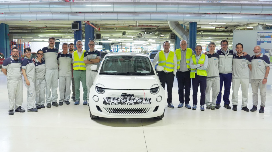 Firmato il contratto Stellantis,in 4 anni 350 euro in pi&ugrave;