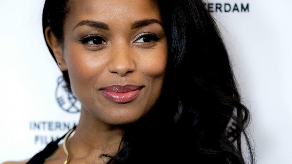 Ciak per A Year in London con Melanie Liburd e Nina Pons