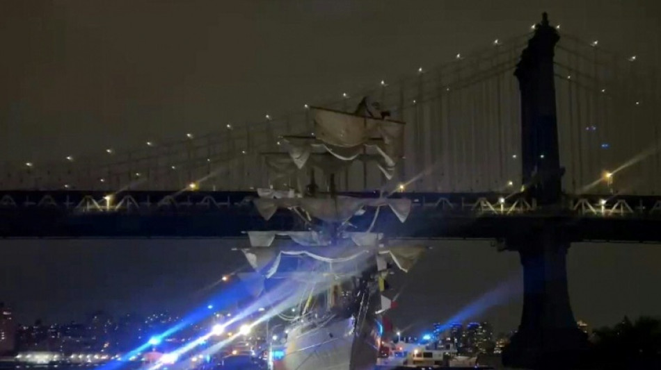 Mexican Navy training ship hits New York's Brooklyn Bridge