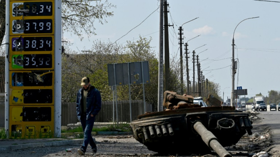 En Ukraine, les pompes à essence à sec deviennent source de fierté
