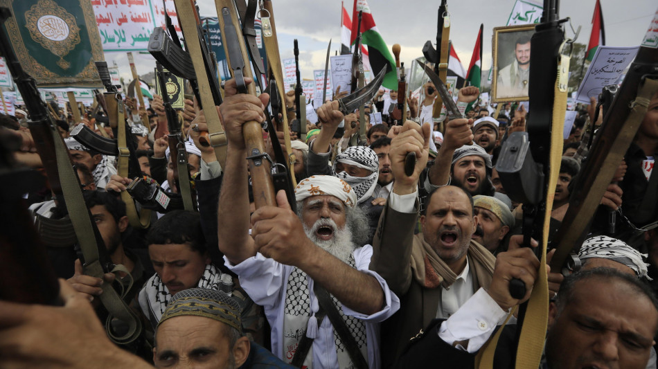 Media Houthi, 2 morti e 42 feriti nell'attacco israeliano