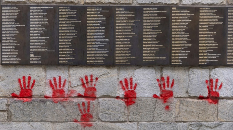 Detienen a tres b&uacute;lgaros por pintar manos rojas en el museo de la Shoah en Par&iacute;s