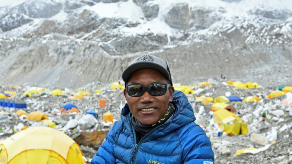 Alpinista nepal&ecirc;s bate recorde ao escalar o Everest pela 27&ordf; vez