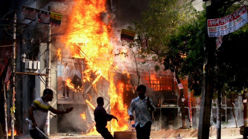 Au Bangladesh, les victimes des &eacute;meutiers qui ont chass&eacute; l'ancien r&eacute;gime redoutent un d&eacute;ni de justice