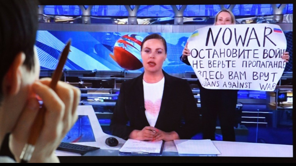 Un tribunal ruso multa a la mujer que protestó en televisión y la deja en libertad