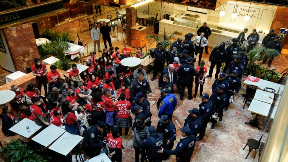 Ativistas judeus pr&oacute;-palestinos protestam dentro da Trump Tower