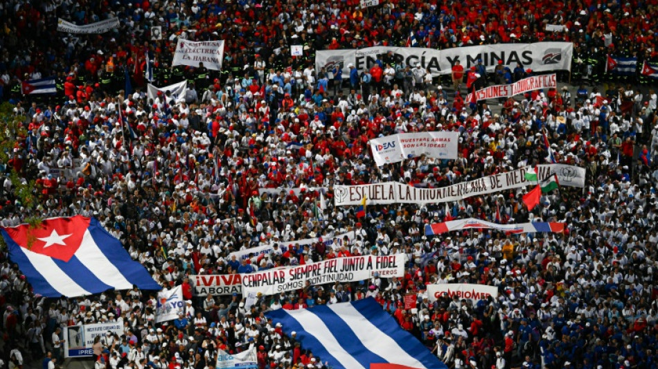 Cuba tem grande marcha de 1&ordm; de maio contra san&ccedil;&otilde;es dos EUA