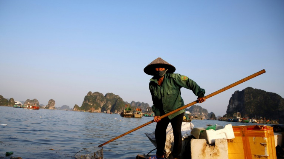 Vietnam combate la plaga del pl&aacute;stico en la id&iacute;lica bah&iacute;a de Halong