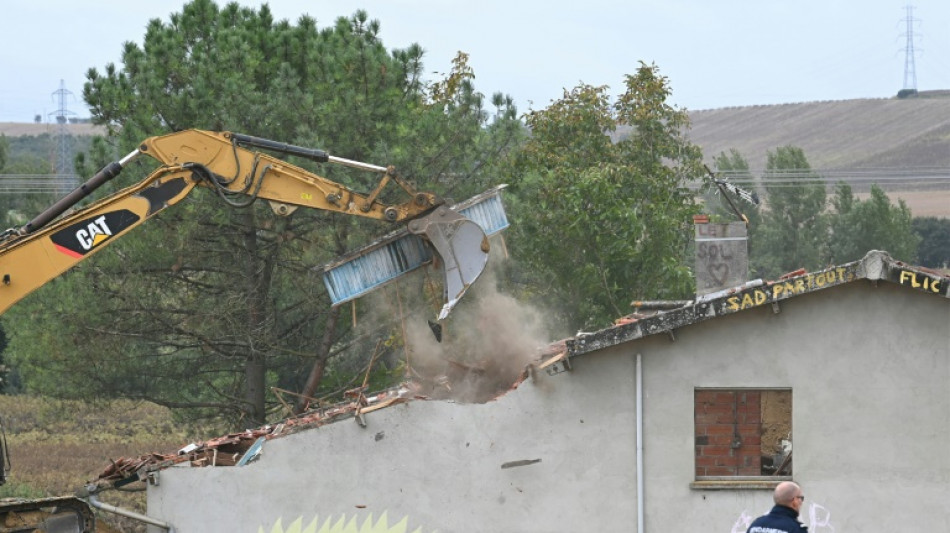 A69: d&eacute;molition en cours de la derni&egrave;re maison sur le chantier, intervention dans les arbres