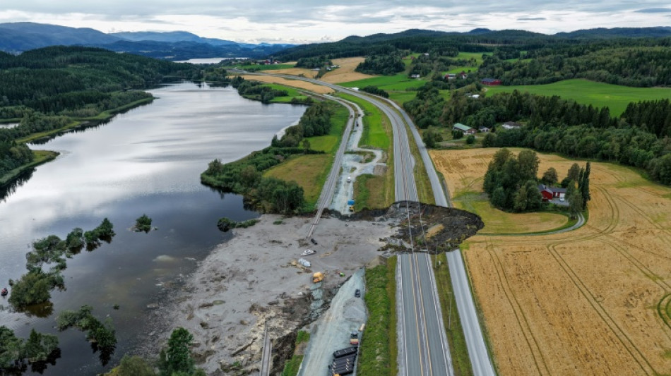 Erdrutsch rei&szlig;t Krater in Fernstra&szlig;e in Norwegen: Beh&ouml;rden bef&uuml;rchten ein Todesopfer 