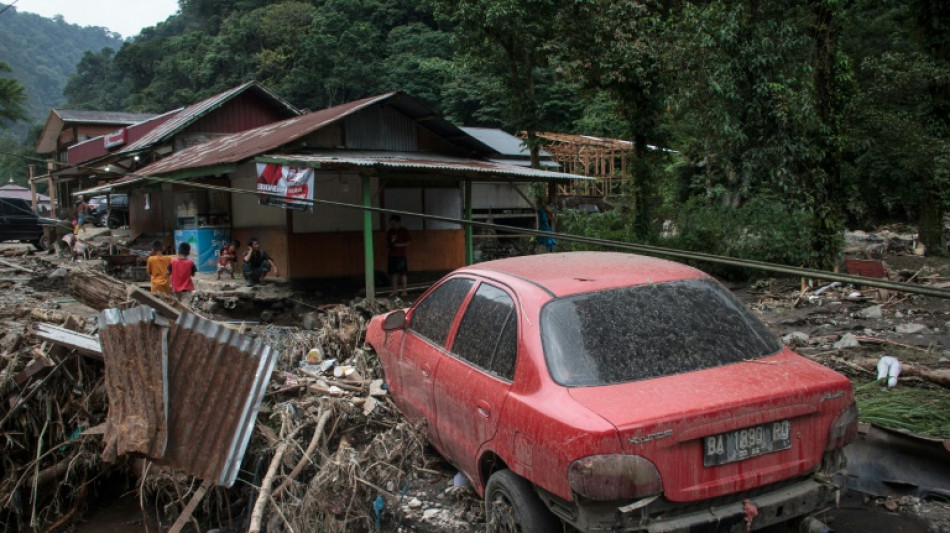 Indon&eacute;sie: au moins 34 morts dans des inondations et des coul&eacute;es de lave froide