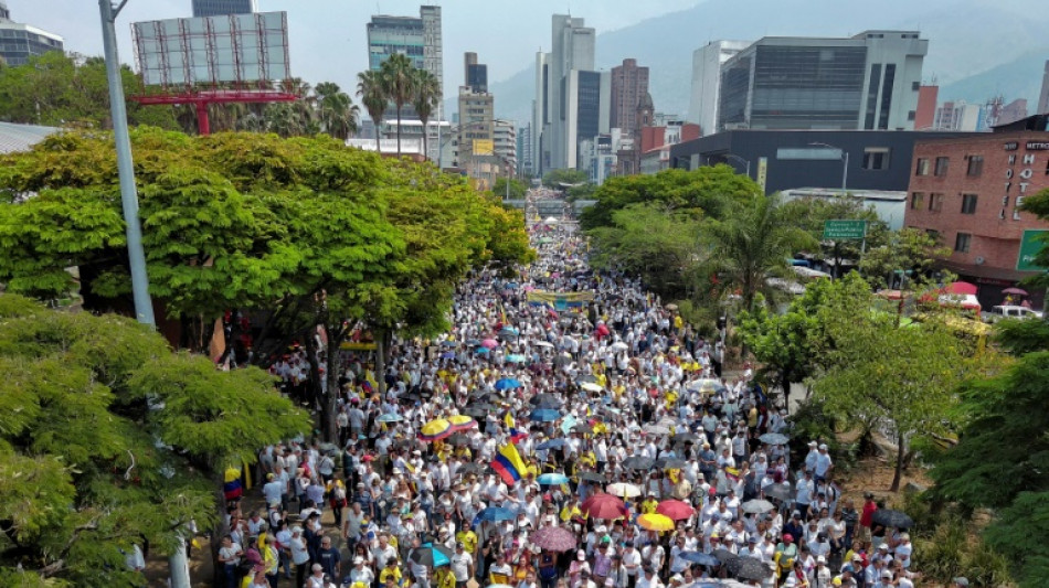 Protesto contra o governo re&uacute;ne milhares de pessoas na Col&ocirc;mbia