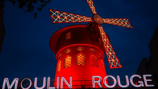 Pás do moinho de vento do Moulin Rouge de Paris desabam