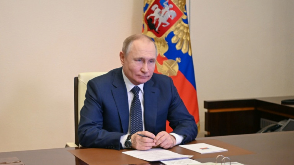 Poutine signe la loi punissant de prison les 