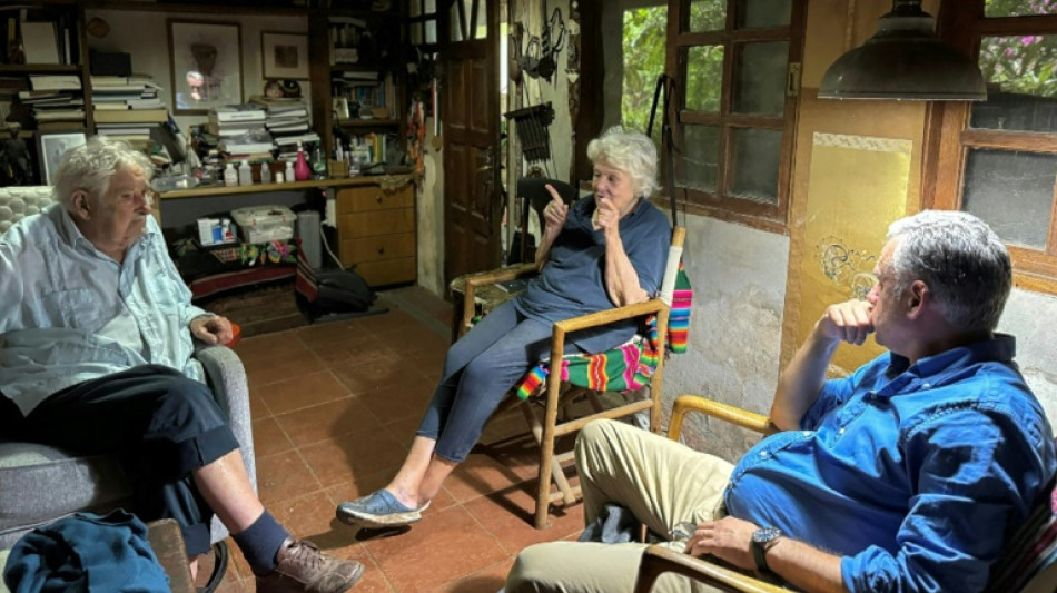Presidente eleito do Uruguai visita seu mentor Mujica ap&oacute;s vit&oacute;ria