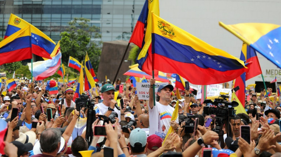 Cientos de manifestantes vuelven a pedir en Medell&iacute;n la salida de Maduro