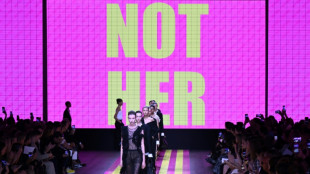 Dior surpreende com desfile feminista e colorido, mas com modelos sóbrios