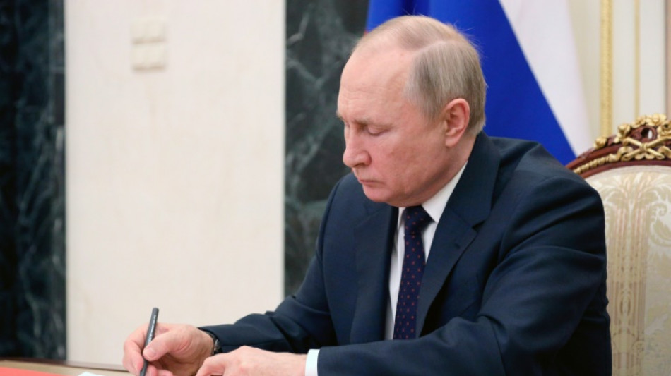Putin keeps loyalty of Russian political elite despite outcry