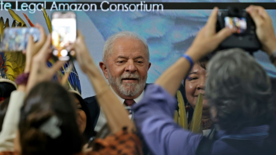 Selfies et hourrahs: Lula accueilli en héros à la COP27