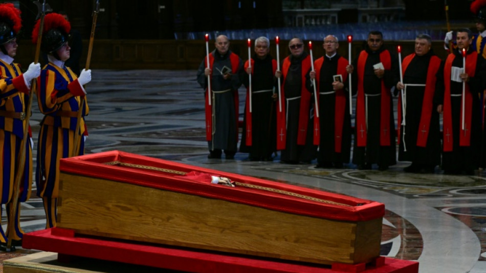 Des dizaines de milliers de fid&egrave;les &agrave; la basilique Saint-Pierre pour un hommage au pape