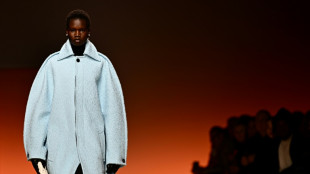 &Agrave; espera de Bottega Veneta em Mil&atilde;o, Madonna &eacute; vista no desfile da Dolce & Gabbana