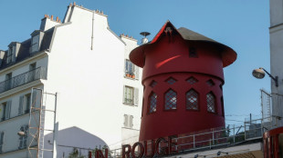Pás do emblemático cabaré parisiense Moulin Rouge caem