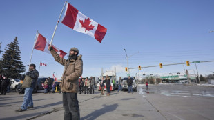 Convois anti-mesures sanitaires: le mouvement s'amplifie au Canada, interdiction à Paris et Bruxelles