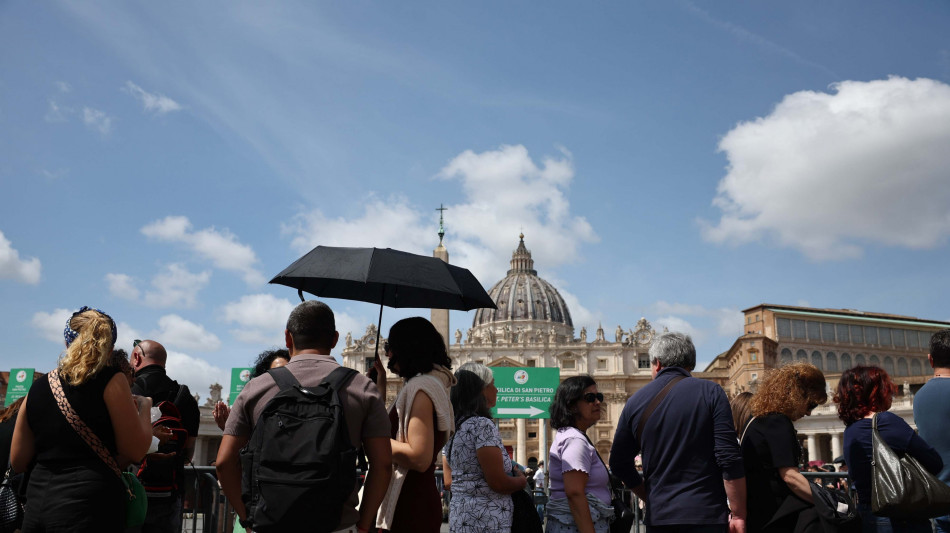 Questura, migliaia fedeli lungo il tragitto del corteo funebre