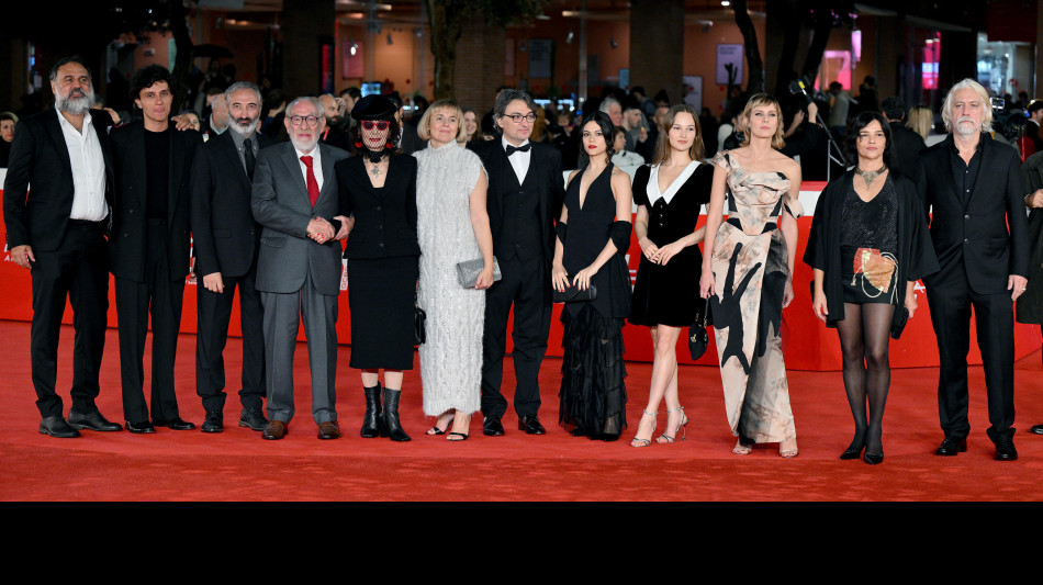 L'isola degli idealisti, la borghesia che vuole redimere i ladri