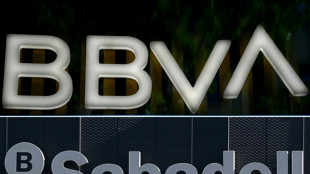 Los bancos españoles BBVA y Sabadell estudian fusionarse