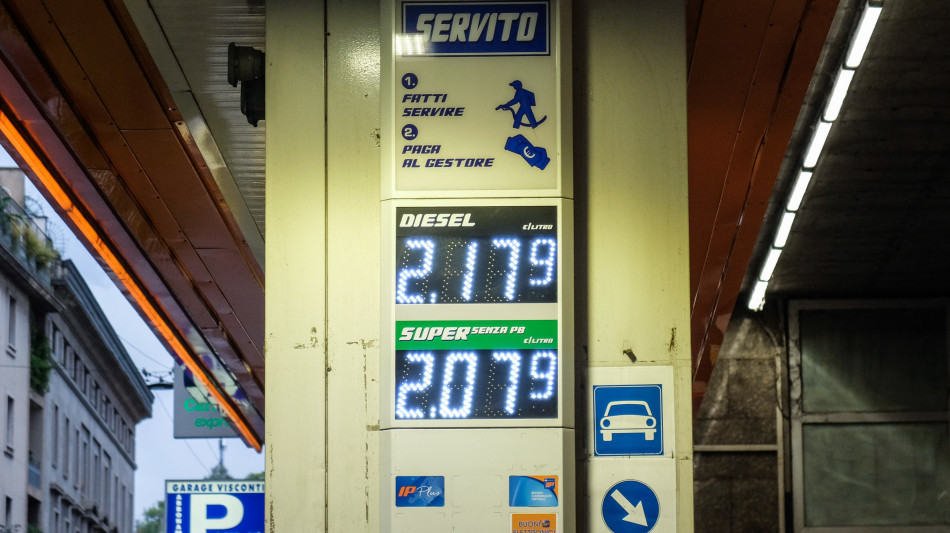 Prezzo petrolio in calo, Wti scambiato a 83,17 dollari