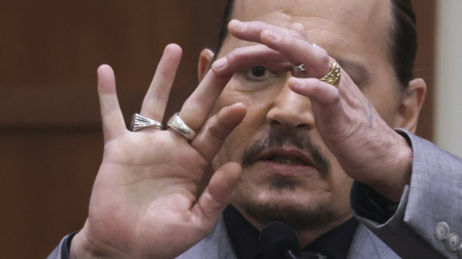 Depp dice que Heard le cort&oacute; un dedo al lanzarle una botella de vodka