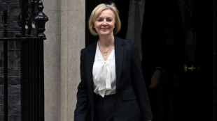 La primera ministra brit&aacute;nica insta a centrarse en las "prioridades" tras un "d&iacute;a dif&iacute;cil" para su gobierno