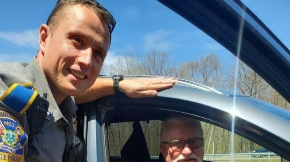El policía polaco que ayuda en una carretera de EEUU al expresidente de Polonia Lech Walesa