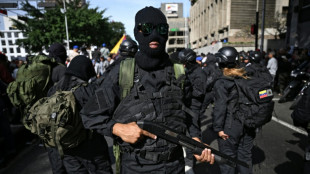 Chavistas protestan en las calles por ca&iacute;da de Maduro, opositores en silencio