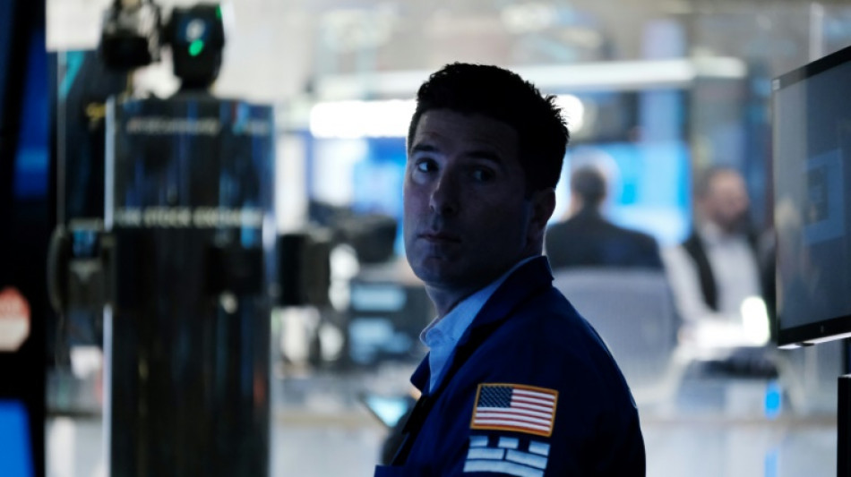 Wall Street ouvre en baisse, la morosit&eacute; persiste