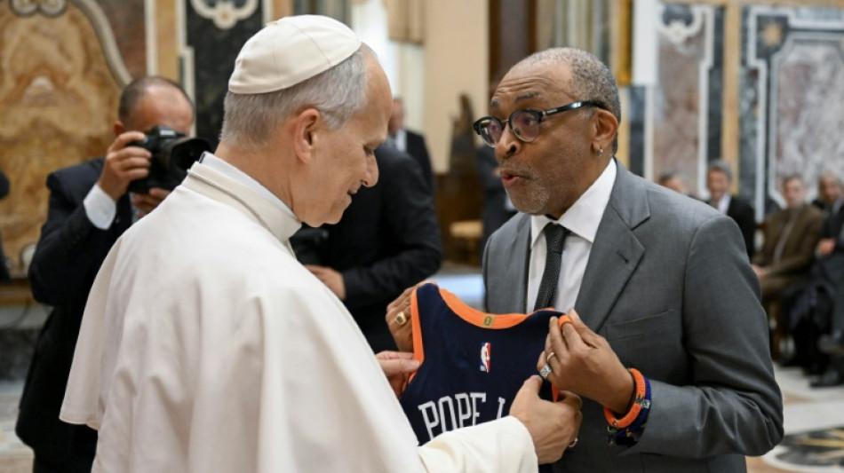 Audienz für Filmstars: US-Regisseur Spike Lee schenkt Papst Leo XIV. Basketballtrikot