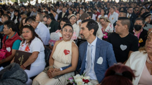 Hunderte Paare heiraten am Valentinstag in Massenzeremonie in Mexiko
