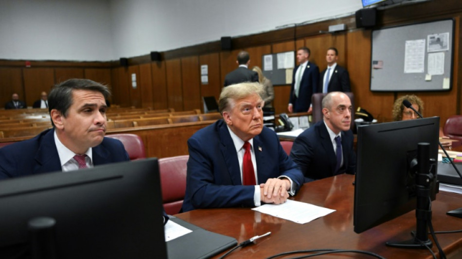 Ex-presidente e candidato Donald Trump se senta no banco dos r&eacute;us