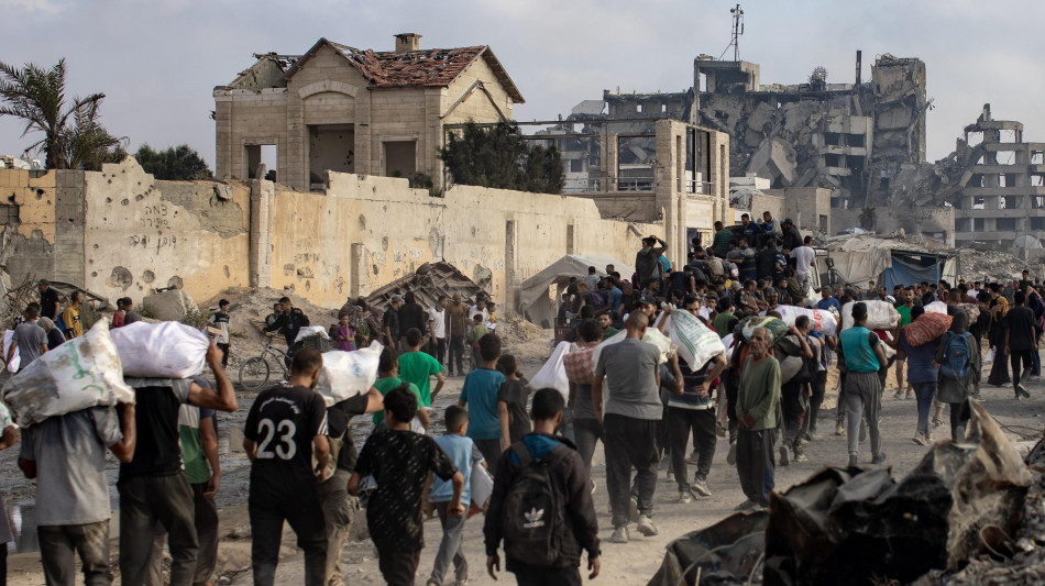 Gaza, 'raid israeliani vicino a 2 centri aiuti, 26 morti