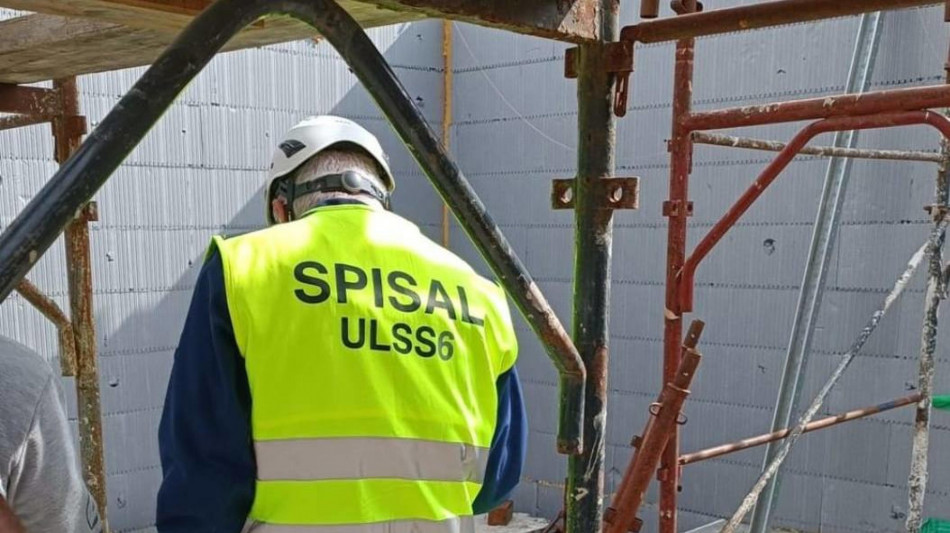 Operaio muore mentre pulisce una vasca per cemento