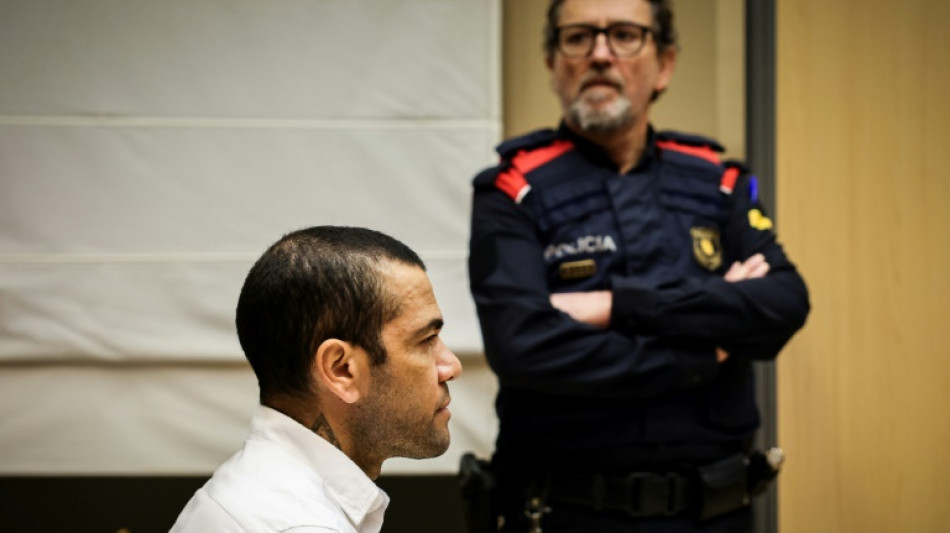 Daniel Alves deixa pris&atilde;o na Espanha ap&oacute;s pagar fian&ccedil;a