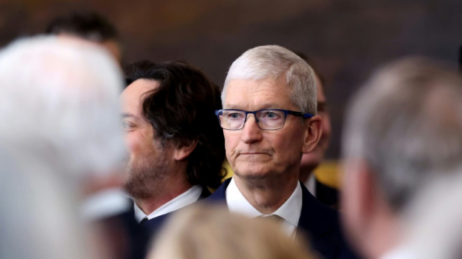 Trump dice que el jefe de Apple se comprometi&oacute; con enormes inversiones en EEUU