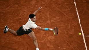 Alcaraz cede un set ante Marozsan, pero avanza en Roland Garros