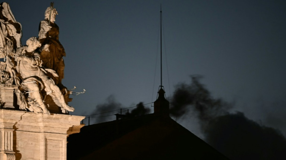 Schwarzer Rauch &uuml;ber dem Vatikan - noch kein neuer Papst gew&auml;hlt