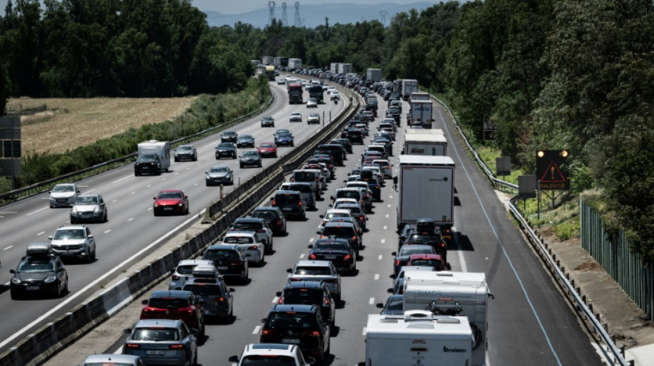 Vacances: pr&egrave;s de 800 km de bouchons, difficult&eacute;s sur l'A10 et l'A7