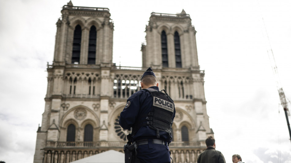 Trovato sarcofago a Notre-Dame, '&egrave; del poeta Du Bellay'