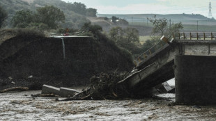 Inondations en Gr&egrave;ce : h&eacute;licopt&egrave;res et canots de sauvetage pour secourir des villageois bloqu&eacute;s