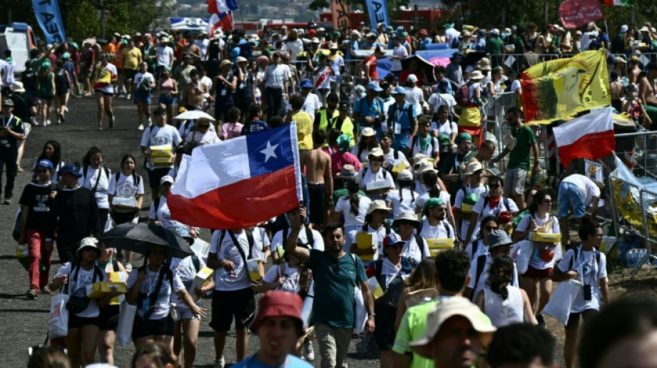 A Rome, des foules de jeunes catholiques attendent le pape avec impatience